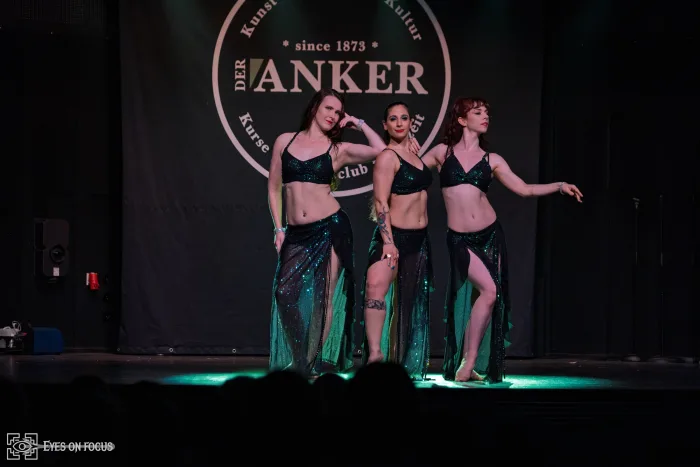 Abby, Massa und Thoola als Trio in schwarz-grünen Kostümen auf der Bühne im Anker Leipzig