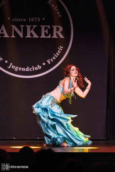 Niwareka in türkisem Kostüm mit schwingendem Volantrock beim orientalischen Tanz im Anker Leipzig